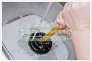 Sử dụng cây thông bồn cầu để thông bồn cầu bị tắc