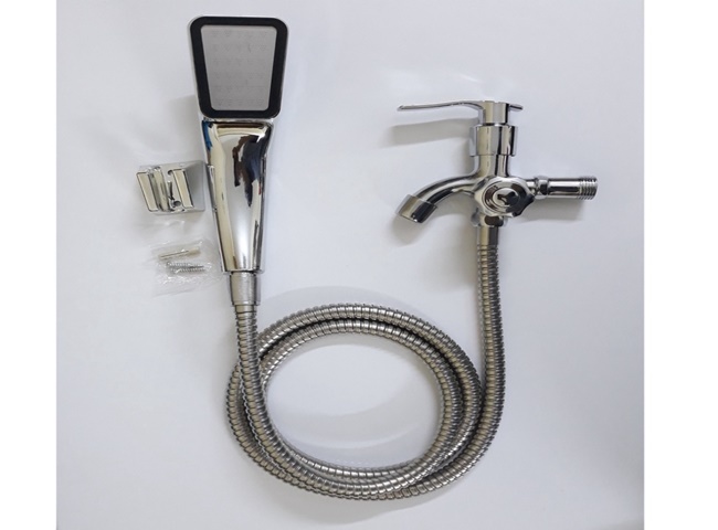 V&ograve;i hoa sen l&agrave; phụ kiện ph&ograve;ng tắm cần được vệ sinh định kỳ