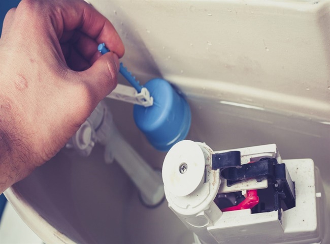 Thay phao nước bồn cầu khi cần thiết