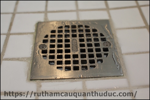 Làm sạch đường ống nước sàn nhà tắm