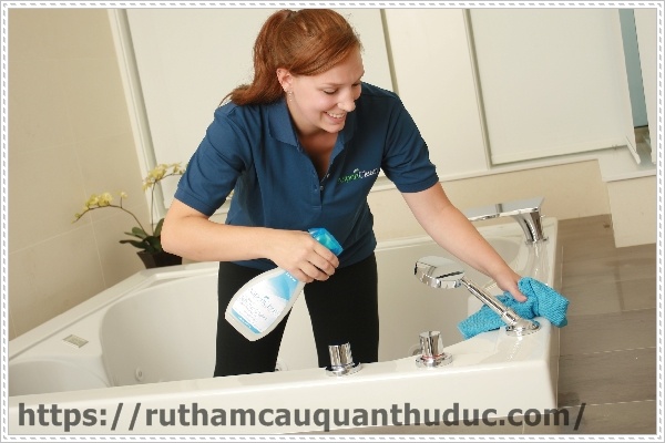 Làm thơm nhà vệ sinh bằng cách dọn vệ sinh