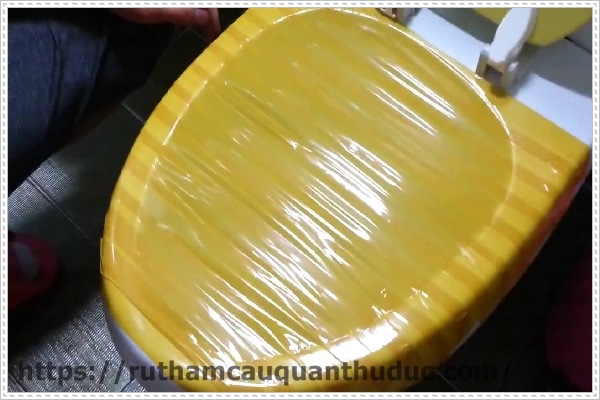 Thông bồn cầu nghẹt bằng băng dính