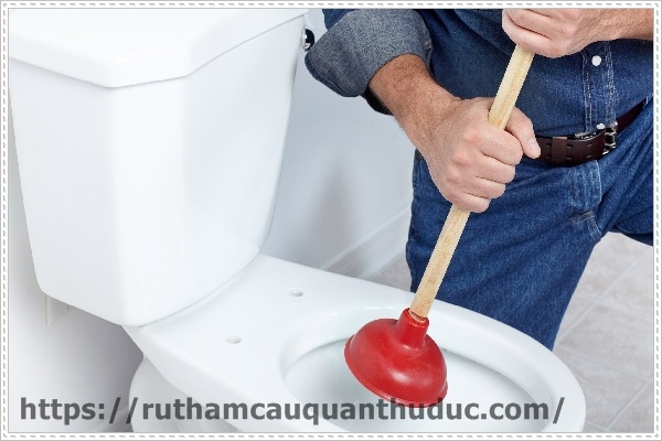 Thông bồn cầu nghẹt bằng pittong