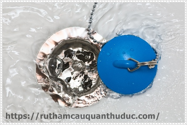 Cống bốc mùi khi trời mưa rất khó chịu