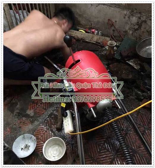 Sử dụng máy lò xo hiện đại để thông bồn