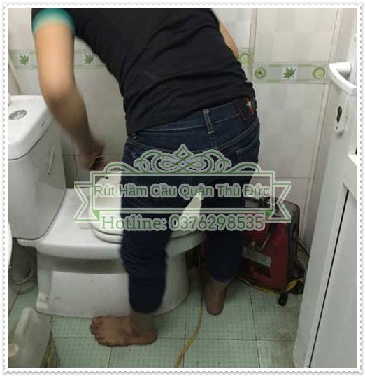 Bồn cầu nghẹt do có vật cản