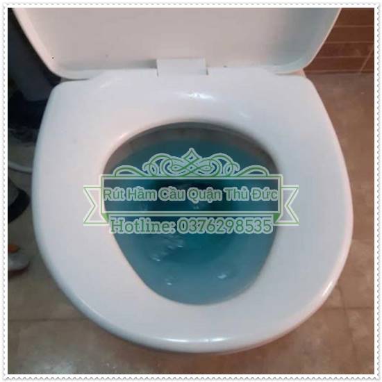 T&igrave;nh trạng nh&agrave; vệ sinh bốc m&ugrave;i h&ocirc;i khi trời mưa