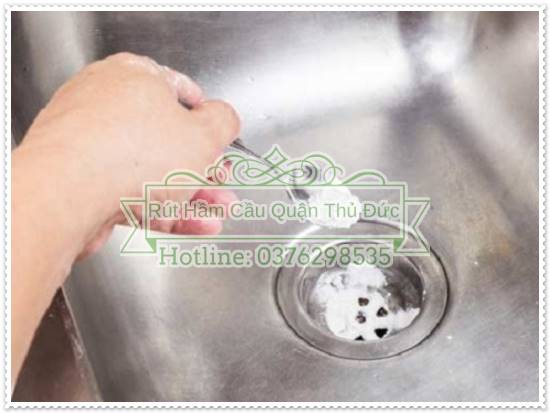 Trộn baking soda với giấm bỏ v&agrave;o bồn