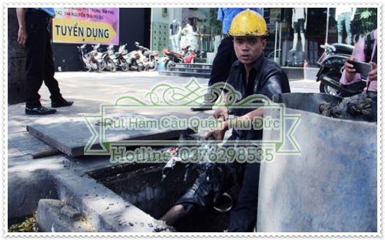 Kh&ocirc;ng thể n&agrave;o tr&aacute;nh khỏi khi bể phốt đầy