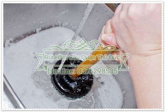 Sử dụng dụng cụ pittong để thực hiện thông tắc
