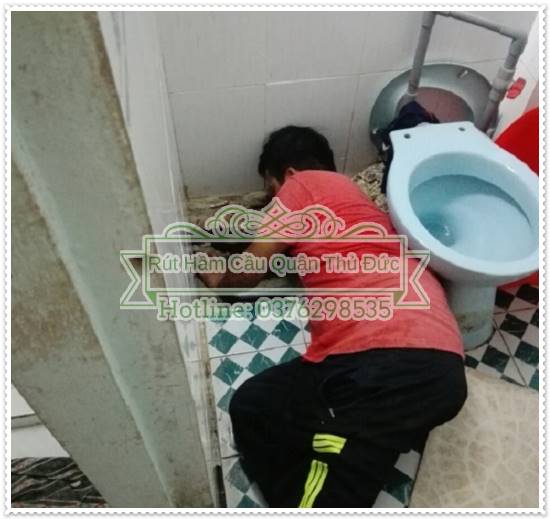 Qu&aacute; tr&igrave;nh tho&aacute;t nước bồn cầu nghẹt do c&oacute; vật cản