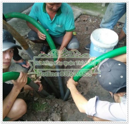 Thông bồn cầu bằng cách hút bể phốt