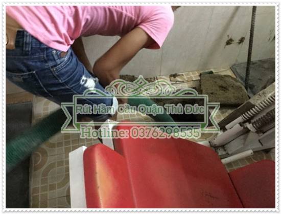 Hầm chứa bể phốt bị đầy g&acirc;y nghẹt bồn