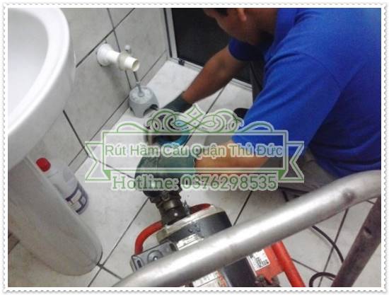 Sửa chữa ống thoát khí của bồn cầu tắc