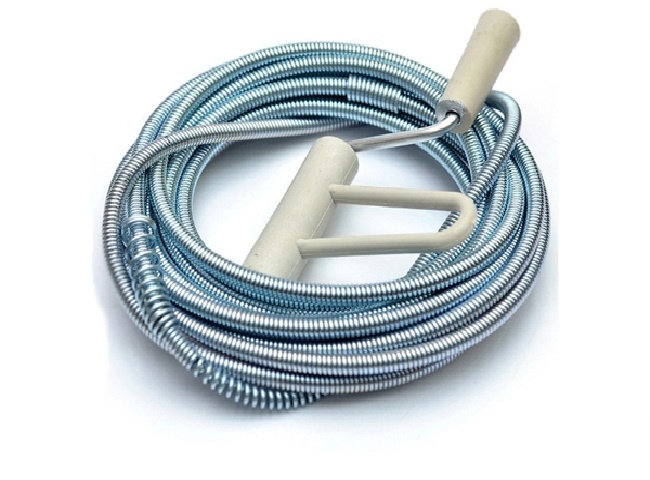 Dùng dây lò xo thông cống bị nghẹt