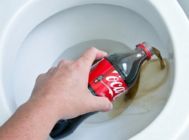 Dùng Coca thông cống bị tắc