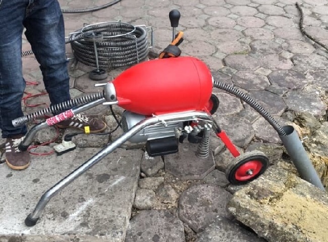 Dùng máy nén khí thông ống nước thải bị tắc